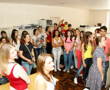 Alunos do Colégio Estadual Nestor Victor, do município de Pérola, visitaram a Secretaria de Educação nesta sexta-feira (21). O Colégio ficou em primeiro lugar na categoria Escola na segunda edição do Prêmio Nacional de Educação Fiscal, com o projeto Disseminadores da Educação Fiscal. Com o valor da premiação, foi construído um palco na escola, adquiridas cadeiras para acomodação do público e os estudantes fizeram uma viagem cultural à capital do Estado. 21-02-14.
