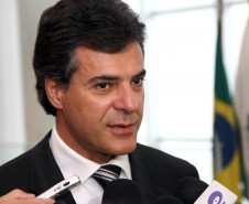 Governador Beto Richa anuncia progressões e promoções para os professores.