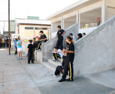 Número de funcionários, pedagogos e gestores de cada escola passa a ser calculado em dois momentos, nos dias 7 e 25 de fevereiro. Na foto, servidores e alunos do Colégio Estadual Yvone Pimentel, em Curitiba. 10-02-14.