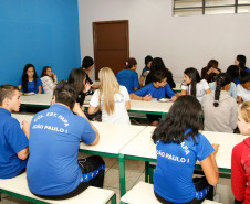 Merenda escolar no Colégio Estadual João Paulo I. 25-02-14.