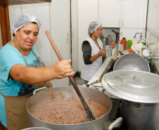 Merenda escolar no Colégio Estadual João Paulo I, na foto a merendeira Sonia. 25-02-14.
