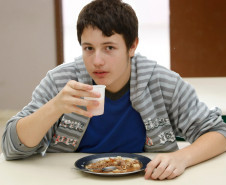 Merenda escolar no Colégio Estadual João Paulo I, na foto o aluno Murilo Henrique Pereira de 13 anos da oitava série. 25-02-14.