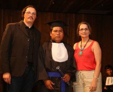 Alunos das comunidades caingangue e guarani foram diplomados como técnicos em Agropecuária. Curso é inédito no sul do Brasil. <br />
<br />
Veja mais fotos em: <a href=" http://www.flickr.com/photos/flavioarns/sets/72157641545233214/with/12786897914/" target="_blank"> http://www.flickr.com/photos/flavioarns </a>