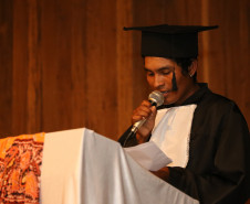 Alunos das comunidades caingangue e guarani foram diplomados como técnicos em Agropecuária. Curso é inédito no sul do Brasil. <br />
<br />
Veja mais fotos em: <a href=" http://www.flickr.com/photos/flavioarns/sets/72157641545233214/with/12786897914/" target="_blank"> http://www.flickr.com/photos/flavioarns </a>