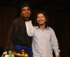 Alunos das comunidades caingangue e guarani foram diplomados como técnicos em Agropecuária. Curso é inédito no sul do Brasil. <br />
<br />
Veja mais fotos em: <a href=" http://www.flickr.com/photos/flavioarns/sets/72157641545233214/with/12786897914/" target="_blank"> http://www.flickr.com/photos/flavioarns </a>