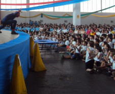 Alunos de Cianorte realizam atividades circenses no contraturno 