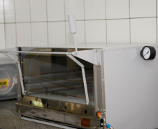 No Colégio Estadual Pinheiro do Paraná, em Curitiba, os 870 alunos agora comem alimentos assados no novo forno industrial elétrico que a escola recebeu em 2013. “Aqui fazemos bolo salgado para os alunos, assamos peixe e torramos o pão para servir”, explicou a merendeira Maria Lima Fronza. Ela afirmou que os estudantes aprovam o cardápio da merenda escolar, com alimentos assados ao invés de fritos.