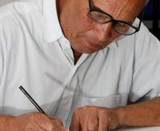 Paraná Alfabetizado, alunos em sala de aula no SESC da rua José Loureiro, Antonio Dias Carvalho de 67 anos, aposentado. 31-07-13.