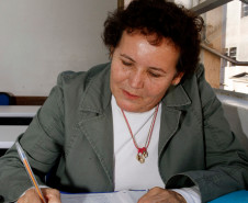 Paraná Alfabetizado, alunos em sala de aula no SESC da rua José Loureiro, na foto Maria de Lourdes dos Santos de 50 anos. 31-07-13. 