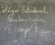 A comunidade quilombola de João Surá, em Adrianópolis, ganhará um novo prédio para substituir as antigas instalações do Colégio Estadual Diogo Ramos. <br />
<br />
Veja mais fotos em: <a href=" http://www.flickr.com/photos/flavioarns/sets/72157641975002843/" target="_blank"> http://www.flickr.com/photos/flavioarns </a>