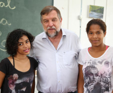 A comunidade quilombola de João Surá, em Adrianópolis, ganhará um novo prédio para substituir as antigas instalações do Colégio Estadual Diogo Ramos. <br />
<br />
Veja mais fotos em: <a href=" http://www.flickr.com/photos/flavioarns/sets/72157641975002843/" target="_blank"> http://www.flickr.com/photos/flavioarns </a>
