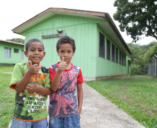 A comunidade quilombola de João Surá, em Adrianópolis, ganhará um novo prédio para substituir as antigas instalações do Colégio Estadual Diogo Ramos. <br />
<br />
Veja mais fotos em: <a href=" http://www.flickr.com/photos/flavioarns/sets/72157641975002843/" target="_blank"> http://www.flickr.com/photos/flavioarns </a>