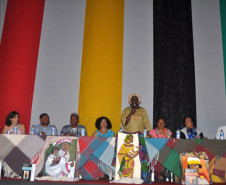 Professores, pedagogos e funcionários que atuam nas escolas da rede pública discutem propostas para valorizar a contribuição de negros e afrodescendentes na formação do Brasil.