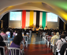 Professores, pedagogos e funcionários que atuam nas escolas da rede pública discutem propostas para valorizar a contribuição de negros e afrodescendentes na formação do Brasil.