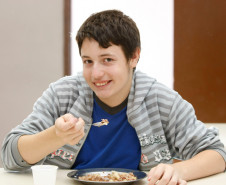 Merenda escolar no Colegio Estadual João Paulo I, na foto o aluno Murilo Henrique Pereira de 13 anos da oitava série. 25-02-14.