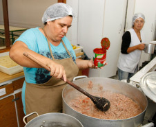 Merenda escolar no Colegio Estadual João Paulo I, na foto a merendeira Sonia. 25-02-14.