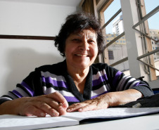 Paraná Alfabetizado, alunos em sala de aula, na foto Dirce Leszak de 65 anos. 31-07-13. 