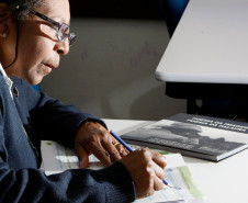 Paraná Alfabetizado, alunos em sala de aula, na foto Inês Santos de 70 anos, aposentada. 31-07-13. 