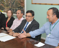 Os alimentos da agricultura familiar servidos na merenda dos 1,3 milhão de estudantes das escolas estaduais do Paraná passarão por análises de resíduos de agrotóxicos. A medida é resultado do termo de cooperação assinado quinta-feira (13), em Pinhais, na Região Metropolitana de Curitiba, entre as Secretarias estaduais da Saúde e da Educação.
Curitiba, 13/03/2014.
 