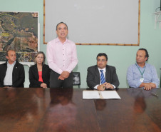 Os alimentos da agricultura familiar servidos na merenda dos 1,3 milhão de estudantes das escolas estaduais do Paraná passarão por análises de resíduos de agrotóxicos. A medida é resultado do termo de cooperação assinado quinta-feira (13), em Pinhais, na Região Metropolitana de Curitiba, entre as Secretarias estaduais da Saúde e da Educação.
Curitiba, 13/03/2014.
 