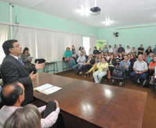 Os alimentos da agricultura familiar servidos na merenda dos 1,3 milhão de estudantes das escolas estaduais do Paraná passarão por análises de resíduos de agrotóxicos. A medida é resultado do termo de cooperação assinado quinta-feira (13), em Pinhais, na Região Metropolitana de Curitiba, entre as Secretarias estaduais da Saúde e da Educação.
Curitiba, 13/03/2014.
 