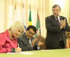 O ginásio de esportes do Colégio Estadual do Paraná (CEP), em Curitiba, será restaurado e recuperado. Investimento é de R$ 1,6 milhão.<br />
<br />
Veja mais fotos em: <a href=" http://www.flickr.com/photos/flavioarns/sets/72157642299378273/" target="_blank"> http://www.flickr.com/photos/flavioarns/</a>