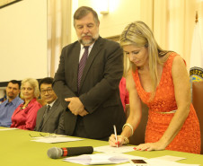 O ginásio de esportes do Colégio Estadual do Paraná (CEP), em Curitiba, será restaurado e recuperado. Investimento é de R$ 1,6 milhão.<br />
<br />
Veja mais fotos em: <a href=" http://www.flickr.com/photos/flavioarns/sets/72157642299378273/" target="_blank"> http://www.flickr.com/photos/flavioarns/</a>