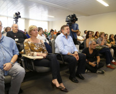 Nesta sexta-feira (14), aconteceu o pré-lançamento da Caravana da Poesia na sede da Secretaria de Estado da Educação, com a participação das filhas do poeta, Áurea e Estrela Leminski. <br />
<br />
Veja mais fotos em: <a href=" http://www.flickr.com/photos/flavioarns/sets/72157642357027204/" target="_blank"> http://www.flickr.com/photos/flavioarns </a>