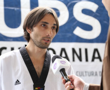 Iniciativa promove a arte marcial como uma maneira de desenvolver a cidadania de jovens que moram em regiões com altos índices de criminalidade. <br />
<br />
Veja mais fotos em: <a href=" http://www.flickr.com/photos/flavioarns/sets/72157642852857433/" target="_blank"> http://www.flickr.com/photos/flavioarns </a>