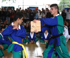Iniciativa promove a arte marcial como uma maneira de desenvolver a cidadania de jovens que moram em regiões com altos índices de criminalidade. <br />
<br />
Veja mais fotos em: <a href=" http://www.flickr.com/photos/flavioarns/sets/72157642852857433/" target="_blank"> http://www.flickr.com/photos/flavioarns </a>