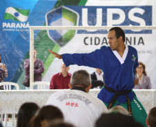 Iniciativa promove a arte marcial como uma maneira de desenvolver a cidadania de jovens que moram em regiões com altos índices de criminalidade. <br />
<br />
Veja mais fotos em: <a href=" http://www.flickr.com/photos/flavioarns/sets/72157642852857433/" target="_blank"> http://www.flickr.com/photos/flavioarns </a>