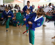 Iniciativa promove a arte marcial como uma maneira de desenvolver a cidadania de jovens que moram em regiões com altos índices de criminalidade. <br />
<br />
Veja mais fotos em: <a href=" http://www.flickr.com/photos/flavioarns/sets/72157642852857433/" target="_blank"> http://www.flickr.com/photos/flavioarns </a>
