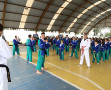 Iniciativa promove a arte marcial como uma maneira de desenvolver a cidadania de jovens que moram em regiões com altos índices de criminalidade. <br />
<br />
Veja mais fotos em: <a href=" http://www.flickr.com/photos/flavioarns/sets/72157642852857433/" target="_blank"> http://www.flickr.com/photos/flavioarns </a>