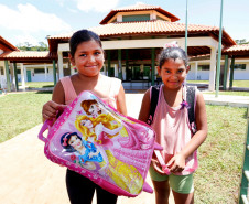 Escola Indígena Cacique Koféj, em São Jerônimo da Serra. Jhohana Moraes (E) e Letícia moraes da Silva (D). 14-03-14.