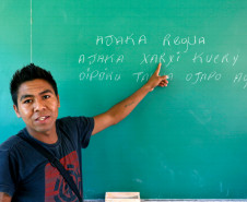 Escola Indígena Cacique Koféj, em São Jerônimo da Serra. Marcelo Uchavera Vargas, professor de Guarani. 14-03-14.
 