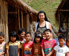 Escola Indígena Cacique Koféj, em São Jerônimo da Serra. Profa. Aline Gonçalves Proença Gomes, diretora da escola, com alunos nas ocas, onde são realizadas as festas da cultura indígena. 14-03-14.