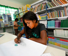 Escola indígena Cacique Koféj, em São Jerônimo da Serra. Verônica Frederico, desenhando na biblioteca. 14-03-14.
 