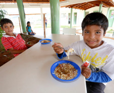 Escola indígena Cacique Koféj, em São Jerônimo da Serra. Merenda escolar. 14-03-14.