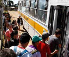 Ônibus e alunos da cidade de Pinhão. 21-08-13.