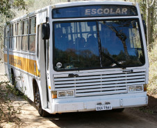 Ônibus e alunos da cidade de Pinhão. 21-08-13.