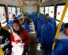 Ônibus e alunos da cidade de Pinhão. 21-08-13.