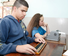 Alunos Luiz Guilherme e Laura Kaiser, da Escola Professor Osni Macedo Saldanha, no Instituto dos Cegos. 24-03-14.