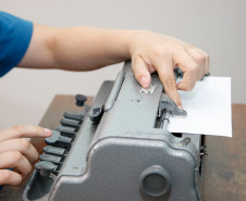 Alunos Luiz Guilherme e Laura Kaiser, da Escola Professor Osni Macedo Saldanha, no Instituto dos Cegos. 24-03-14.