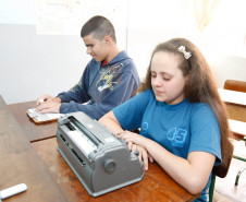 Alunos Luiz Guilherme e Laura Kaiser, da Escola Professor Osni Macedo Saldanha, no Instituto dos Cegos. 24-03-14.