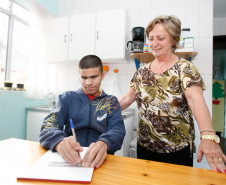 Alunos Luiz Guilherme e Laura Kaiser, da Escola Professor Osni Macedo Saldanha, no Instituto dos Cegos. Na foto a professora Regina Katkoski de Cristo e o aluno Luiz Guilherme. 24-03-14.