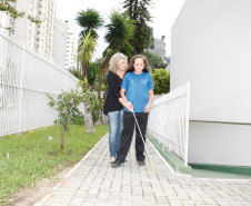 Alunos Luiz Guilherme e Laura Kaiser, da Escola Professor Osni Macedo Saldanha, no Instituto dos Cegos. Na foto a professora Lilian Merege Biglia e a aluna Laura Kaiser. 24-03-14.