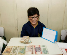 Colégio Estadual Angelo Trevisan, apresentação de trabalhos de alunos, na foto o aluno Gabriel Zotto. 27-03-14.  
