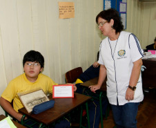 Colégio Estadual Angelo Trevisan, apresentação de trabalhos de alunos, na foto a professora Celia Regina Guernieri. 27-03-14. 