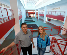 Jonas Crensiglova, chefe do Núcleo Regional de Educação de Pitanga e Lucelia Terezinha Dziubate Ferreira, diretora do Centro Estadual de Educação Profissinal, prof. Miguel Parollo, em Pitanga.
Pitanga, 12-03-14.