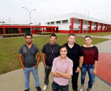 Futuros alunos do  Centro Estadual de Educação Profissinal, prof. Miguel Parollo, de Pitanga. E/D: José Adilson de Oliveira, Helcio Luiz Ferreira, Wagner Becher, Vanessa Cardoso e Neuton Janiski (na frente).
Pitanga, 12-03-14.
 